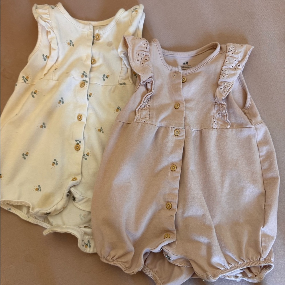 H&M 2-PACK RUFFLE-TRIMMED ROMPERS - dusty pink and cream floral